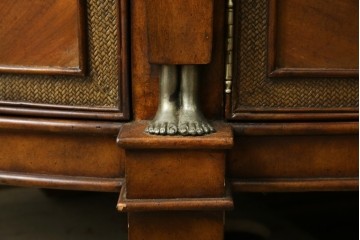 中古　美品　MAITLAND-SMITH(メートランドスミス)　装飾金具の造形が印象的なサイドボード　定価約160万円相当　(R-085426)