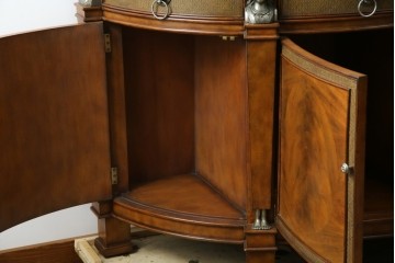 中古　美品　MAITLAND-SMITH(メートランドスミス)　装飾金具の造形が印象的なサイドボード　定価約160万円相当　(R-085426)