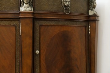 中古　美品　MAITLAND-SMITH(メートランドスミス)　装飾金具の造形が印象的なサイドボード　定価約160万円相当　(R-085426)