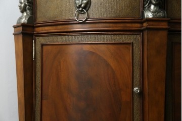 中古　美品　MAITLAND-SMITH(メートランドスミス)　装飾金具の造形が印象的なサイドボード　定価約160万円相当　(R-085426)