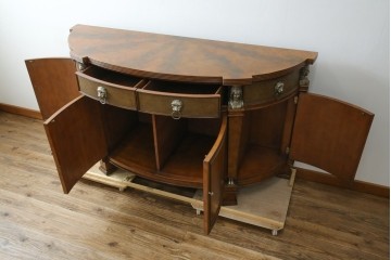 中古　美品　MAITLAND-SMITH(メートランドスミス)　装飾金具の造形が印象的なサイドボード　定価約160万円相当　(R-085426)