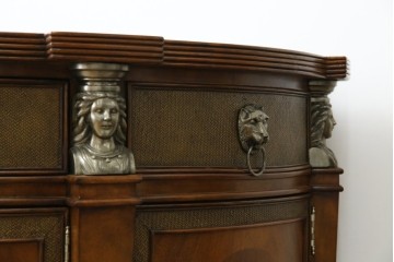 中古　美品　MAITLAND-SMITH(メートランドスミス)　装飾金具の造形が印象的なサイドボード　定価約160万円相当　(R-085426)