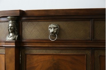 中古　美品　MAITLAND-SMITH(メートランドスミス)　装飾金具の造形が印象的なサイドボード　定価約160万円相当　(R-085426)