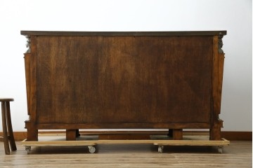 中古　美品　MAITLAND-SMITH(メートランドスミス)　装飾金具の造形が印象的なサイドボード　定価約160万円相当　(R-085426)