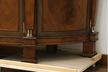 中古　美品　MAITLAND-SMITH(メートランドスミス)　装飾金具の造形が印象的なサイドボード　定価約160万円相当　(R-085426)