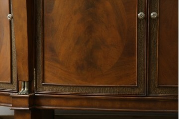 中古　美品　MAITLAND-SMITH(メートランドスミス)　装飾金具の造形が印象的なサイドボード　定価約160万円相当　(R-085426)