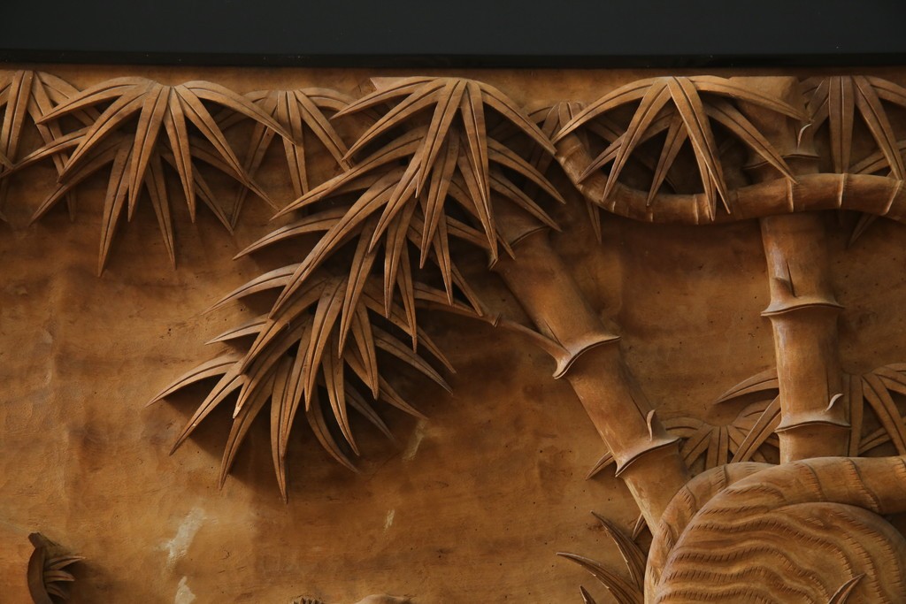 和製ヴィンテージ　井波彫刻　在銘作家物　新規制作で250万円以上相当の逸品!!　時代物の龍虎図衝立　(R-085427)