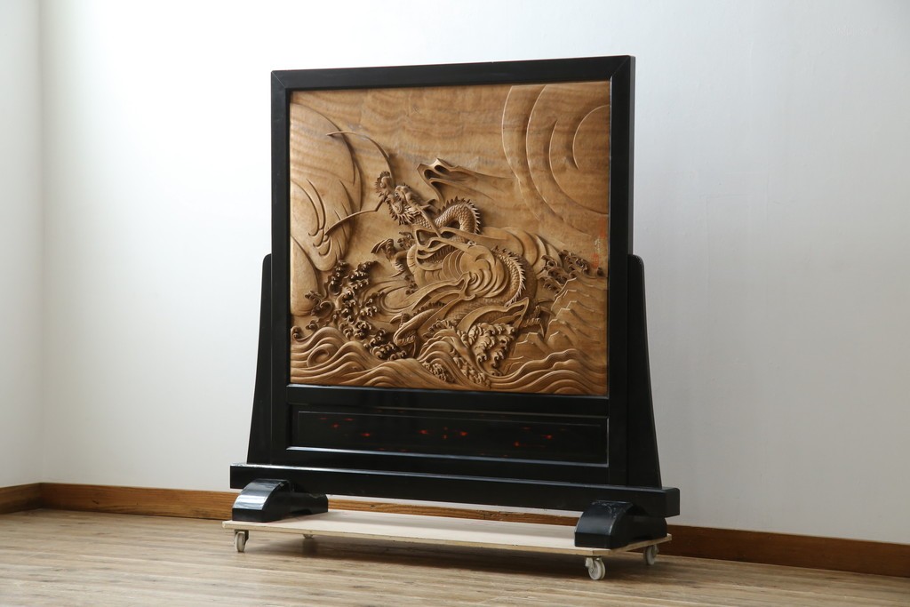 和製ヴィンテージ　井波彫刻　在銘作家物　新規制作で250万円以上相当の逸品!!　時代物の龍虎図衝立　(R-085427)
