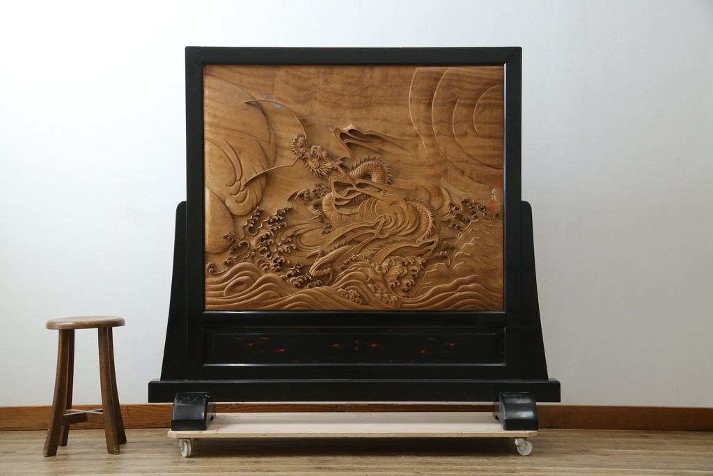 和製ヴィンテージ　井波彫刻　在銘作家物　新規制作で250万円以上相当の逸品!!　時代物の龍虎図衝立　(R-085427)