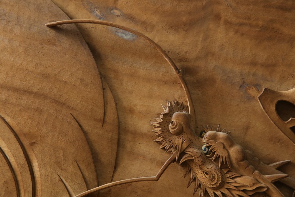 和製ヴィンテージ　井波彫刻　在銘作家物　新規制作で250万円以上相当の逸品!!　時代物の龍虎図衝立　(R-085427)