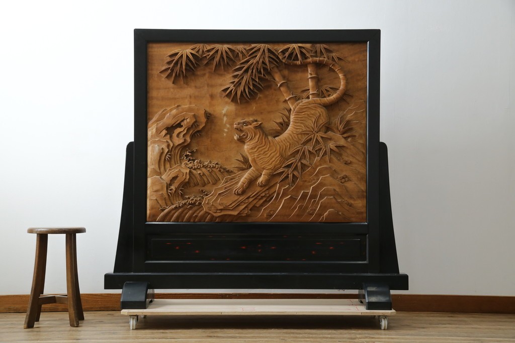 和製ヴィンテージ　井波彫刻　在銘作家物　新規制作で250万円以上相当の逸品!!　時代物の龍虎図衝立　(R-085427)