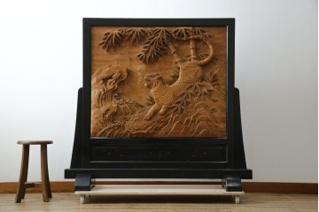 和製ヴィンテージ　井波彫刻　在銘作家物　新規制作で250万円以上相当の逸品!!　時代物の龍虎図衝立　(R-085427)