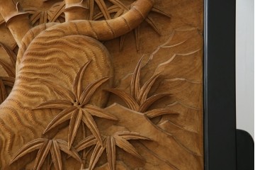 和製ヴィンテージ　井波彫刻　在銘作家物　新規制作で250万円以上相当の逸品!!　時代物の龍虎図衝立　(R-085427)