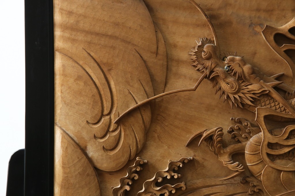 和製ヴィンテージ　井波彫刻　在銘作家物　新規制作で250万円以上相当の逸品!!　時代物の龍虎図衝立　(R-085427)