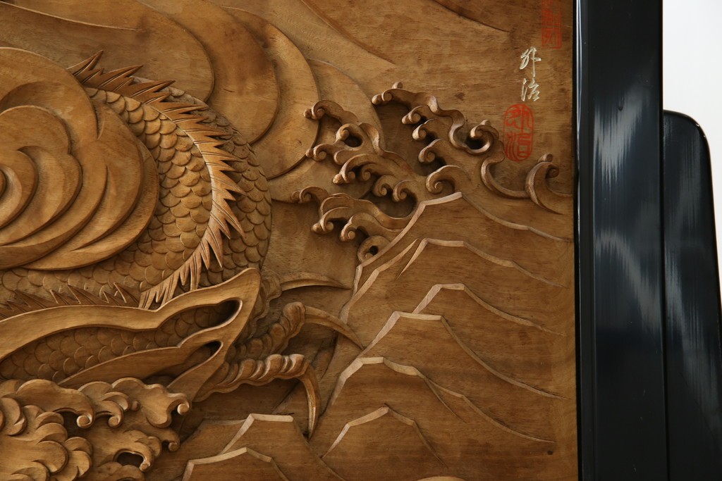 和製ヴィンテージ　井波彫刻　在銘作家物　新規制作で250万円以上相当の逸品!!　時代物の龍虎図衝立　(R-085427)