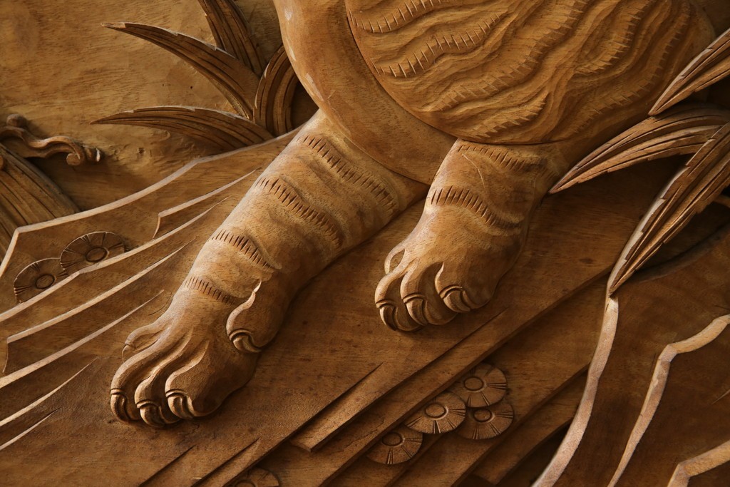 和製ヴィンテージ　井波彫刻　在銘作家物　新規制作で250万円以上相当の逸品!!　時代物の龍虎図衝立　(R-085427)