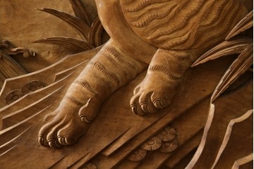 和製ヴィンテージ　井波彫刻　在銘作家物　新規制作で250万円以上相当の逸品!!　時代物の龍虎図衝立　(R-085427)