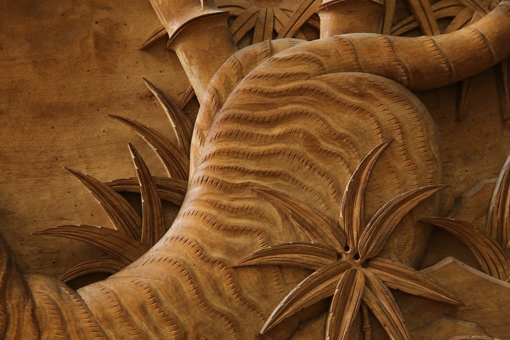 和製ヴィンテージ　井波彫刻　在銘作家物　新規制作で250万円以上相当の逸品!!　時代物の龍虎図衝立　(R-085427)