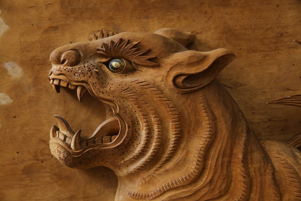 和製ヴィンテージ　井波彫刻　在銘作家物　新規制作で250万円以上相当の逸品!!　時代物の龍虎図衝立　(R-085427)