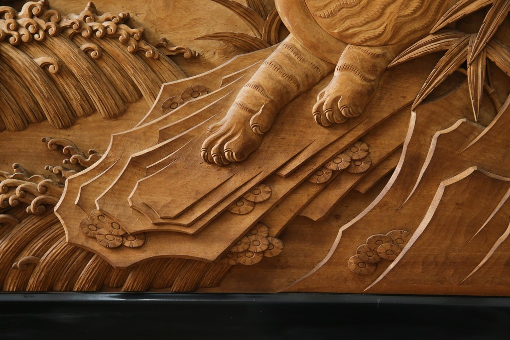 和製ヴィンテージ　井波彫刻　在銘作家物　新規制作で250万円以上相当の逸品!!　時代物の龍虎図衝立　(R-085427)