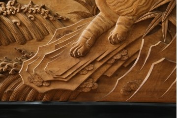 和製ヴィンテージ　井波彫刻　在銘作家物　新規制作で250万円以上相当の逸品!!　時代物の龍虎図衝立　(R-085427)