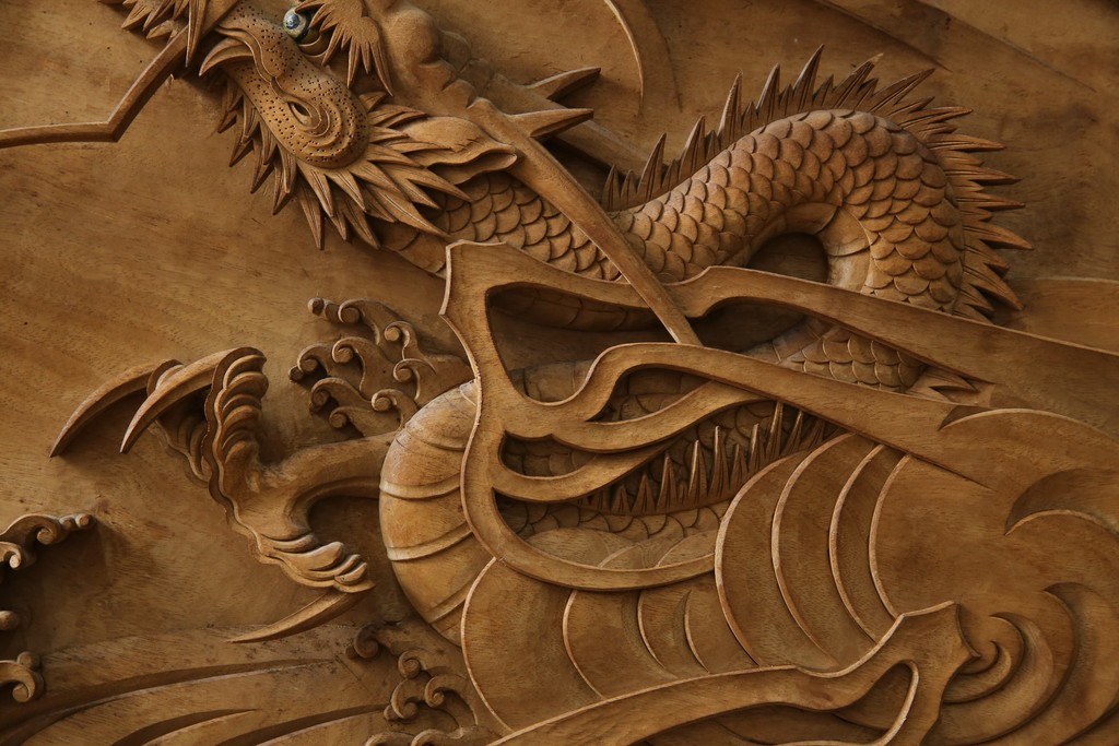 和製ヴィンテージ　井波彫刻　在銘作家物　新規制作で250万円以上相当の逸品!!　時代物の龍虎図衝立　(R-085427)