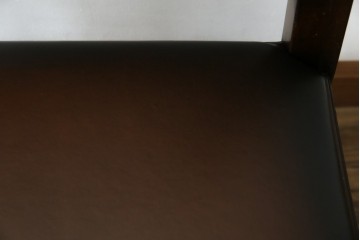 中古　THEODORE ALEXANDER(セオドア・アレキサンダー)　重厚な木フレームとレザー張りが上品なチェア　(R-085428)