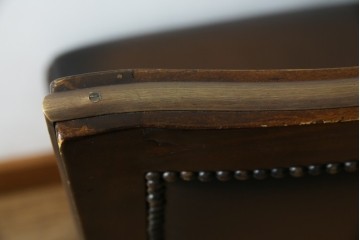 中古　THEODORE ALEXANDER(セオドア・アレキサンダー)　重厚な木フレームとレザー張りが上品なチェア　(R-085428)