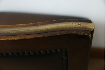 中古　THEODORE ALEXANDER(セオドア・アレキサンダー)　重厚な木フレームとレザー張りが上品なチェア　(R-085428)