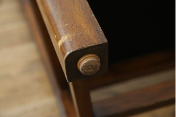 中古　THEODORE ALEXANDER(セオドア・アレキサンダー)　重厚な木フレームとレザー張りが上品なチェア　(R-085428)