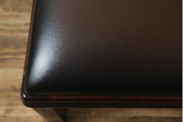 中古　THEODORE ALEXANDER(セオドア・アレキサンダー)　重厚な木フレームとレザー張りが上品なチェア　(R-085428)