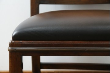 中古　THEODORE ALEXANDER(セオドア・アレキサンダー)　重厚な木フレームとレザー張りが上品なチェア　(R-085428)