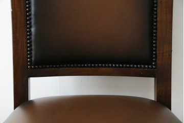 中古　THEODORE ALEXANDER(セオドア・アレキサンダー)　重厚な木フレームとレザー張りが上品なチェア　(R-085428)