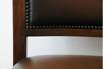 中古　THEODORE ALEXANDER(セオドア・アレキサンダー)　重厚な木フレームとレザー張りが上品なチェア　(R-085428)