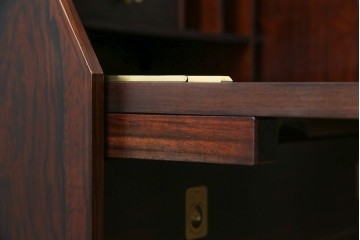 和製ヴィンテージ　美品　山品木工(YAMASHINA)　ローズウッド　上質な木目のスタイリッシュなライティングビューロー　(R-085429)