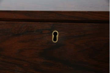 和製ヴィンテージ　美品　山品木工(YAMASHINA)　ローズウッド　上質な木目のスタイリッシュなライティングビューロー　(R-085429)