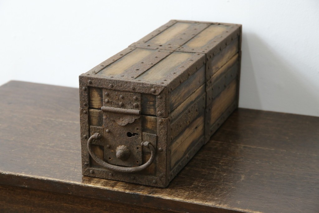 和製アンティーク　江戸期　杉材　重厚な金具と格子状の意匠が目を引く千両箱　(R-085431)