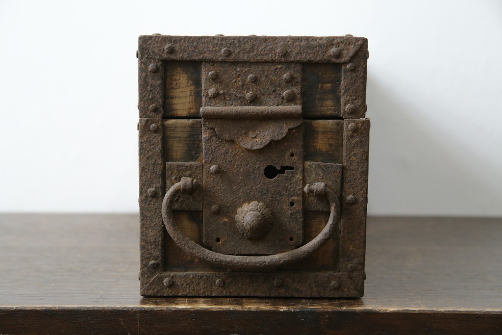 和製アンティーク　江戸期　杉材　重厚な金具と格子状の意匠が目を引く千両箱　(R-085431)