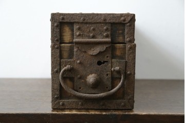 和製アンティーク　江戸期　杉材　重厚な金具と格子状の意匠が目を引く千両箱　(R-085431)