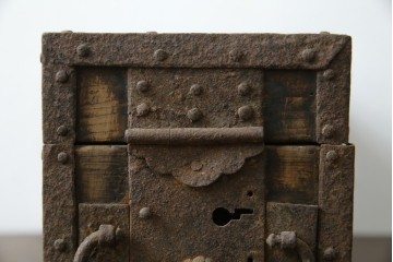 和製アンティーク　江戸期　杉材　重厚な金具と格子状の意匠が目を引く千両箱　(R-085431)