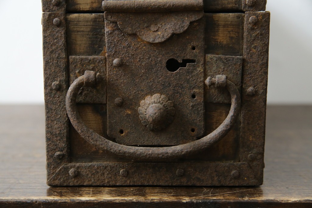 和製アンティーク　江戸期　杉材　重厚な金具と格子状の意匠が目を引く千両箱　(R-085431)