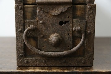 和製アンティーク　江戸期　杉材　重厚な金具と格子状の意匠が目を引く千両箱　(R-085431)