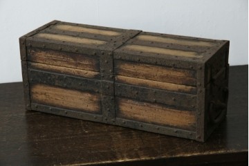 和製アンティーク　江戸期　杉材　重厚な金具と格子状の意匠が目を引く千両箱　(R-085431)