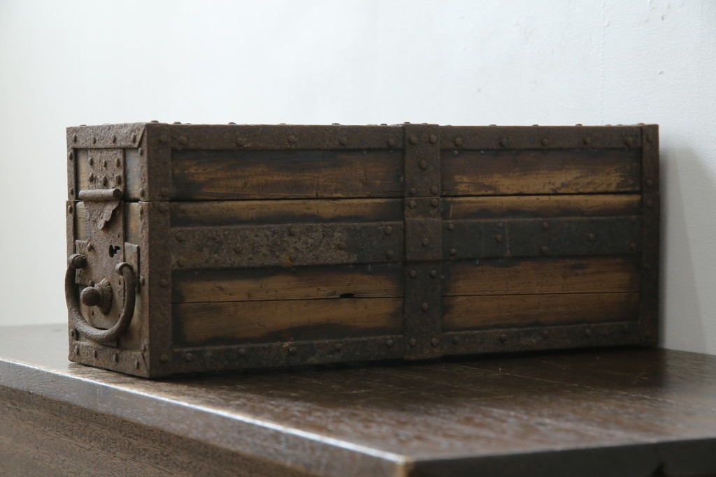 和製アンティーク　江戸期　杉材　重厚な金具と格子状の意匠が目を引く千両箱　(R-085431)