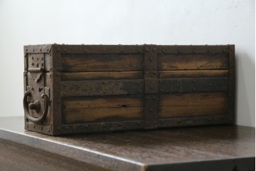 和製アンティーク　江戸期　杉材　重厚な金具と格子状の意匠が目を引く千両箱　(R-085431)