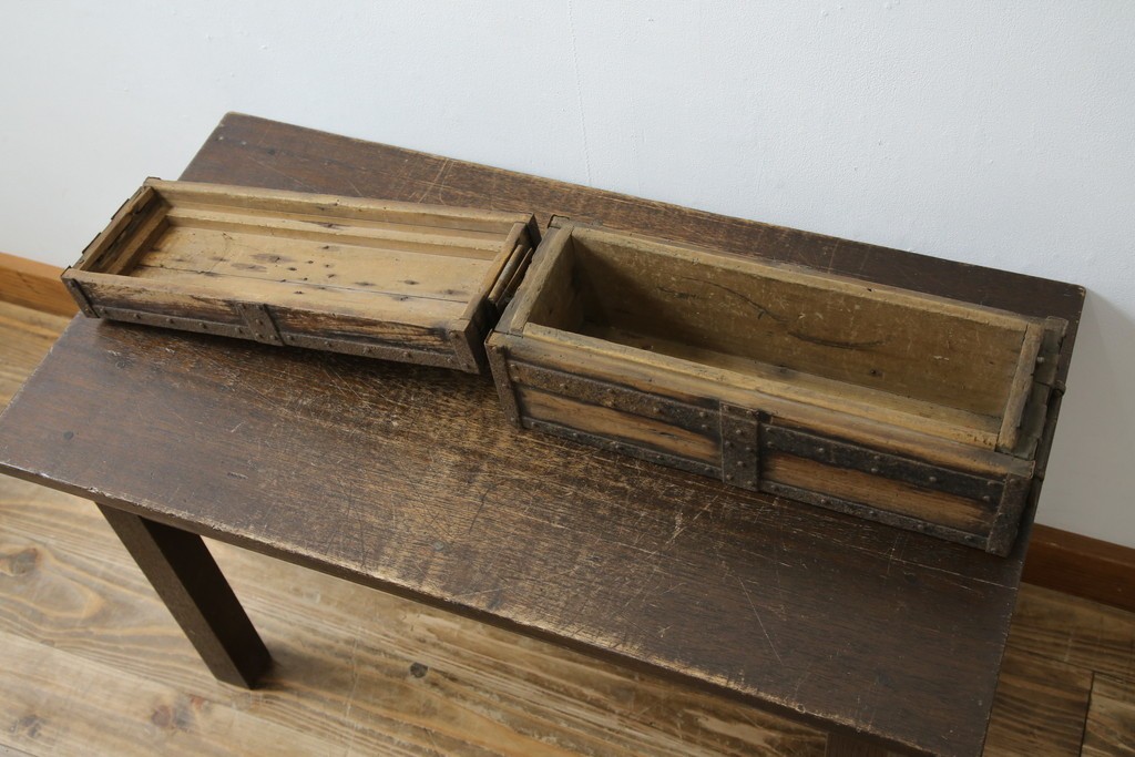 和製アンティーク　江戸期　杉材　重厚な金具と格子状の意匠が目を引く千両箱　(R-085431)