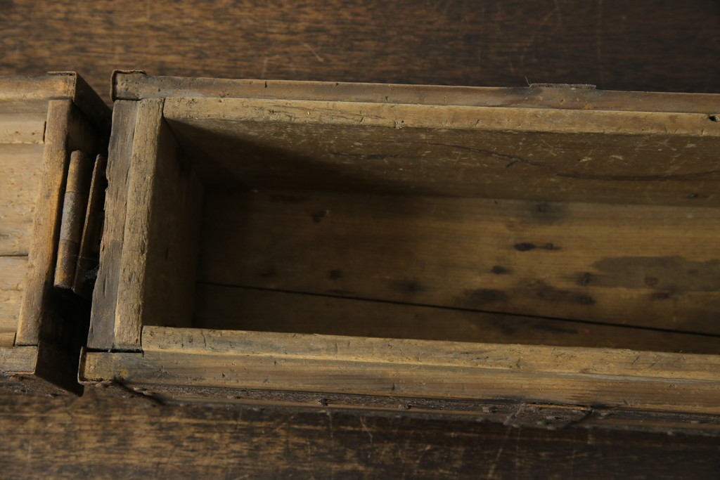 和製アンティーク　江戸期　杉材　重厚な金具と格子状の意匠が目を引く千両箱　(R-085431)