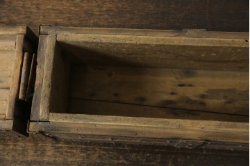 和製アンティーク　江戸期　杉材　重厚な金具と格子状の意匠が目を引く千両箱　(R-085431)