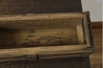 和製アンティーク　江戸期　杉材　重厚な金具と格子状の意匠が目を引く千両箱　(R-085431)