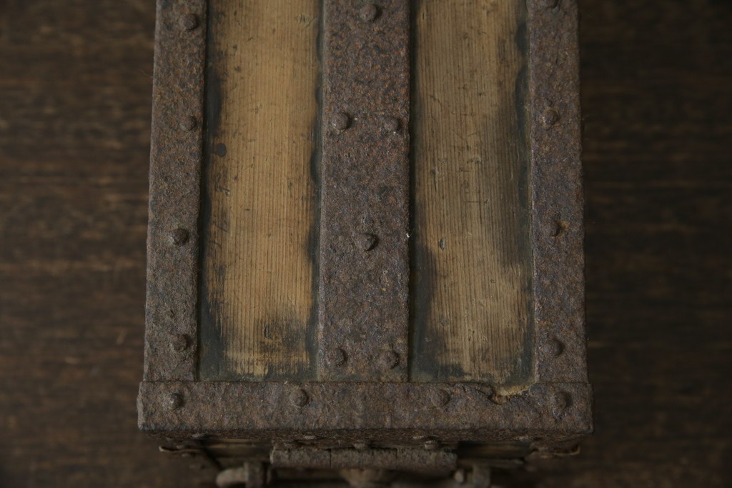 和製アンティーク　江戸期　杉材　重厚な金具と格子状の意匠が目を引く千両箱　(R-085431)